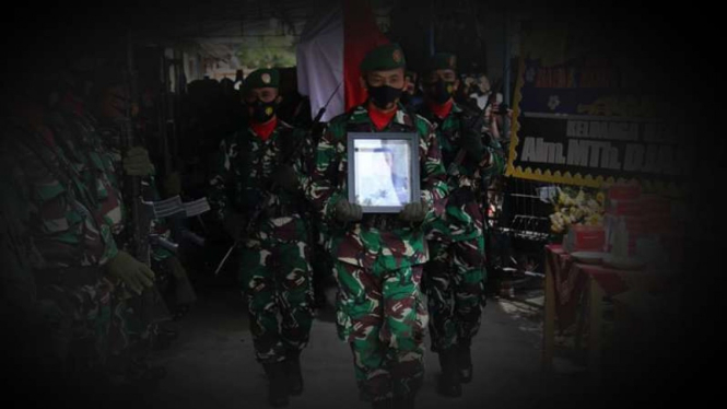 VIVA Militer: Prosesi pemakaman Kolonel Petrus Kota Ginting Suka.