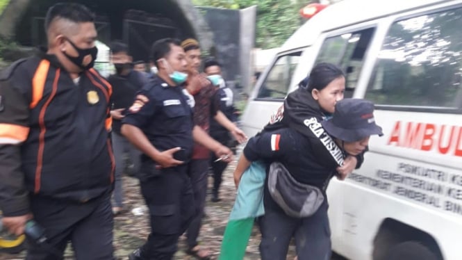 Wanita diduga ganguan jiwa loncat ke sungai