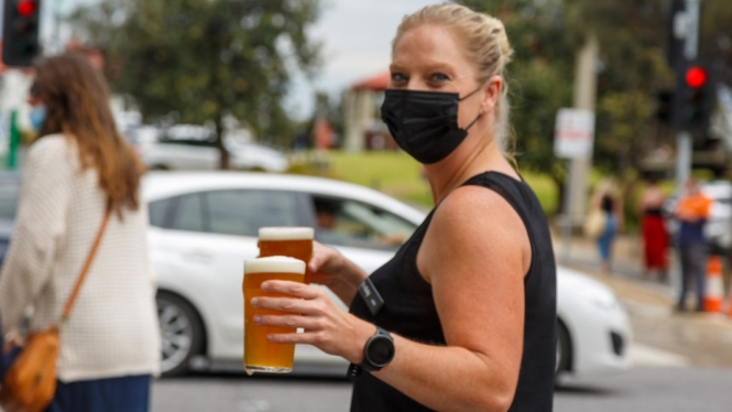 Warga Melbourne sejak hari Jumat kemarin sudah bisa menikmati kegiatan di luar rumah seperti mengunjungi pub. (ABC:Â Danielle Bonica)