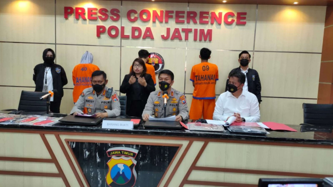 Tiga orang tersangka dan barang bukti penagih pinjol ilegal diperlihatkan oleh polisi di Markas Polda Jawa Timur di Surabaya, Senin, 25 Oktober 2021.