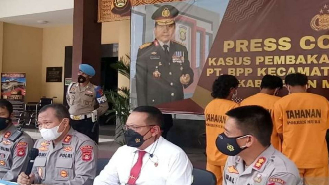 Polda Sumatera Selatan menetapkan tiga orang tersangka dalam kasus pembakaran pos timbangan perusahaan pemilik konsesi hutan produksi di Distrik Selaro, Desa Pangkalan Bayat, Kecamatan Bayung Lencir, Kabupaten Musi Banyuasin, Senin, 25 Oktober 2021.