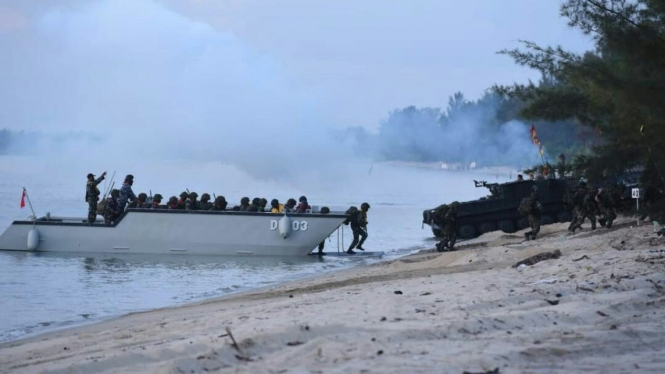 VIVA Militer: Pasukan Marinir TNI Angkatan Laut serang pantai musuh