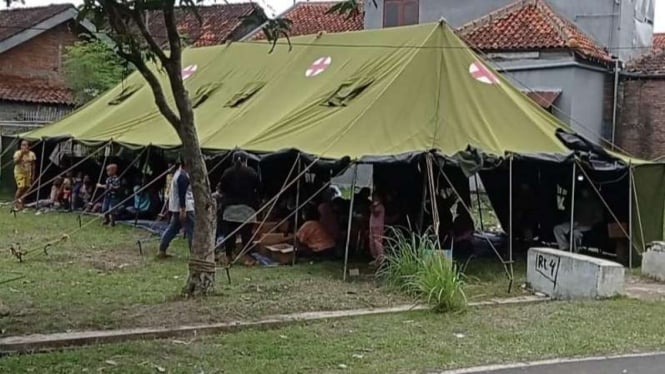 TNI dan Polri siapakan tenda untuk antisipasi jika warga mengungsi karena gempa.