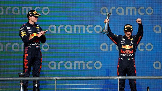 Pembalap Formula Red Bull Racing, Max Verstappen dan Sergio Perez