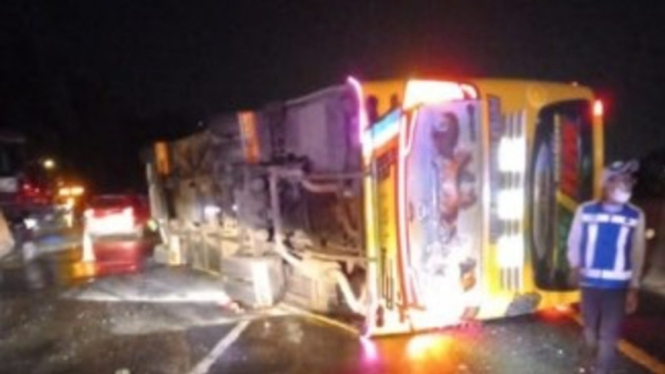 Bus terguling di tol Bogor.