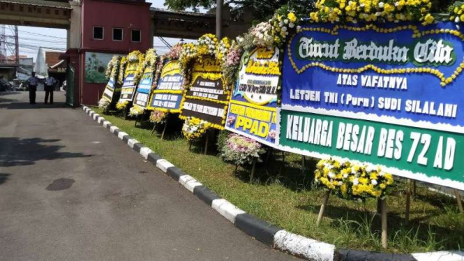 Karangan bunga penuhi rumah duka Sudi Silalahi di Bekasi.