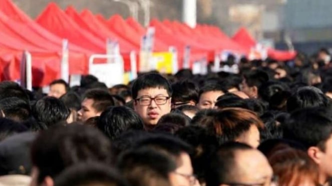 Pencari kerja memadati bursa lowongan kerja di Shijiazhuang, Hebei, China.