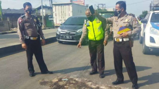 Polisi menunjukkan lokasi meninggalnya pengendara motor di Kabupaten Tangerang.
