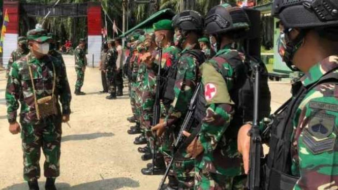 VIVA Militer: Mayjen TNI Rudianto datangi Satgas Pamtas Yonif Mekanis 403/WP