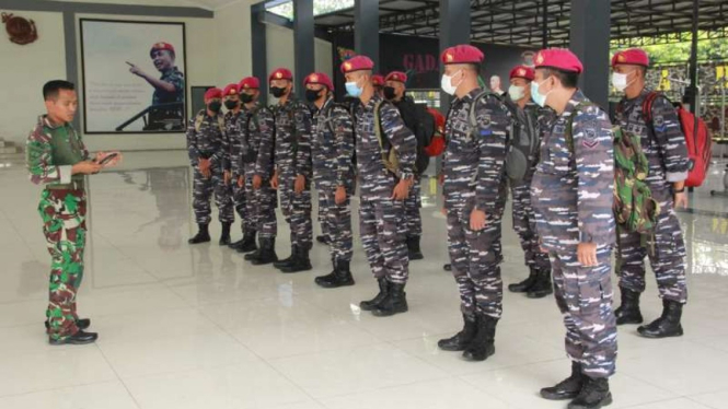 VIVA Militer: 30 Nakes Korps Marinir TNI AL diberangkatkan ke Kab. Sumedang