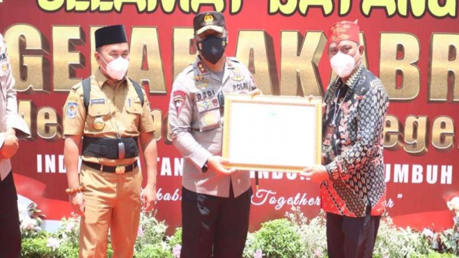 Kapolda Kalteng Irjen Pol Dedi Prasetyo menerima penghargaan