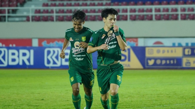 Pemain Persebaya Surabaya, Taisei Marukawa merayakan gol