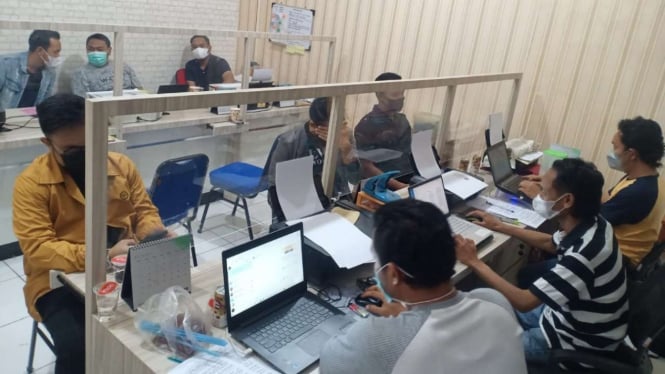 Polisi memeriksa pengelola kafe di Semarang yang langgar aturan PPKM.