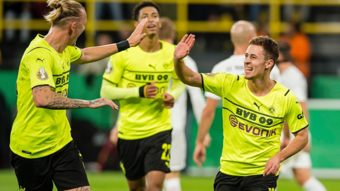 Thorgan Hazard merayakan gol untuk Dortmund