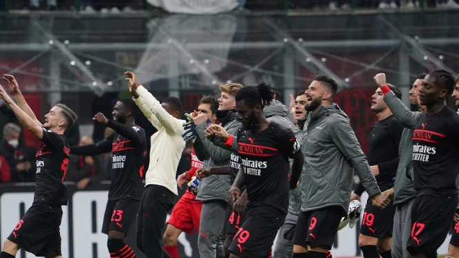 Pemain AC Milan merayakan kemenangan
