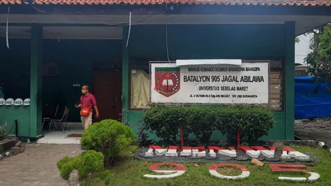 Halaman muka Markas Komando Resimen Mahasiswa (Menwa) Mahadipa Batalion 905 Jagal Abilawa di kompleks kampus Universitas Sebelas Maret (UNS) Solo, Jawa Tengah.