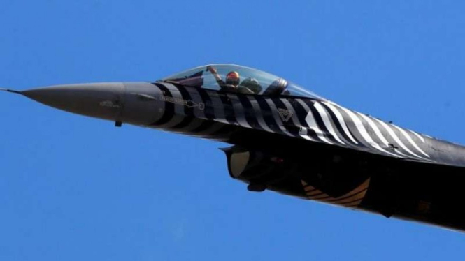 Pesawat F-16 milik tim aerobatik Turkish Stars Angkatan Udara Turki 