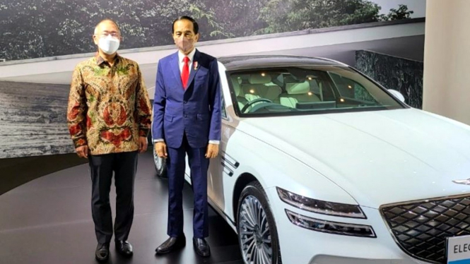 Presiden Jokowi berpose di depan mobil Genesis G80.