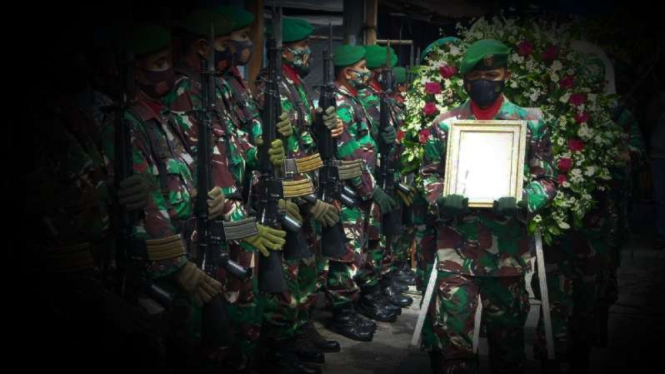 VIVA Militer: Prosesi pemakaman Sertu Heri Subagyo.