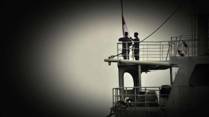 VIVA Militer: Penurunan bendera di KRI Sorong-911