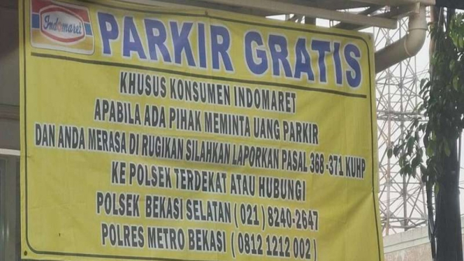 Spanduk bertuliskan parkir gratis di Indomaret