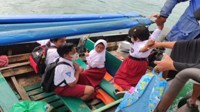 Sejumlah anak SD berangkat sekolah menggunakan kapal di Kota Batam, Kepulauan Riau, beberapa waktu lalu.