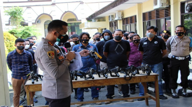 Kapolres Enrekang AKBP Andi Sinjaya Ghalib periksa senpi anggota