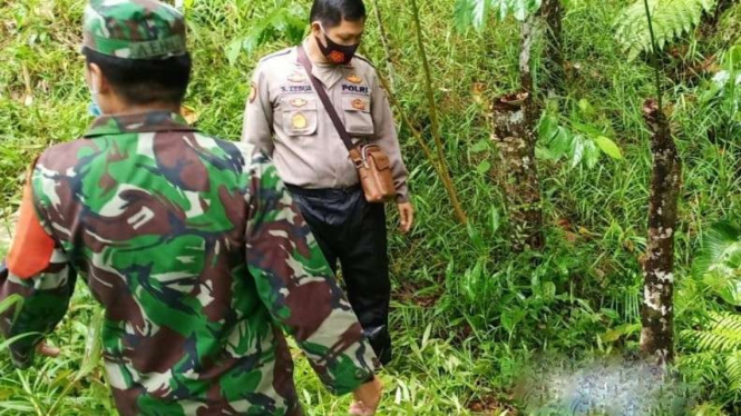 Polisi saat melakukan olah TKP di Nias Utara, Sumut.