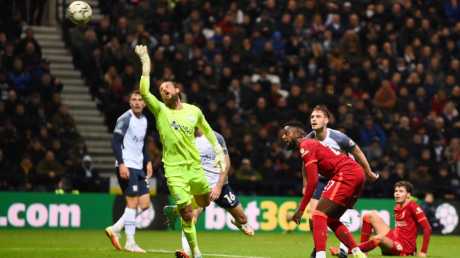 Penyerang Liverpool, Divock Origi mencetak gol ke gawang Preston