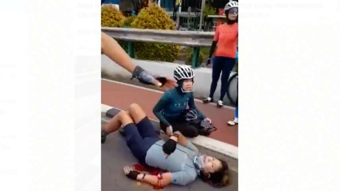 Sebuah video yang memperlihatkan seorang pesepeda tergeletak di pinggir jalan beredar di media sosial sejak kemarin dan pesepeda itu diklaim sebagai anak bos Maspion yang menjadi korban begal di Surabaya, Jawa Timur.