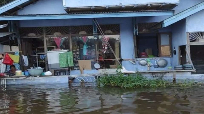 Kondisi banjir yang merendam pemukiman penduduk di Kabupaten Sekadau, Kalimantan Barat, Rabu, 27 Oktober 2021.