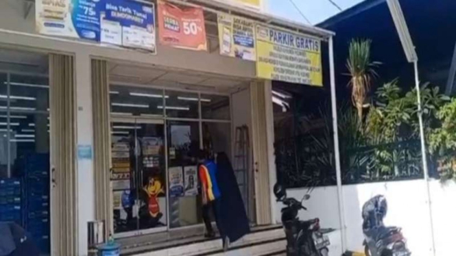 Indomaret di Bekasi Selatan yang pasang spanduk parkir gratis