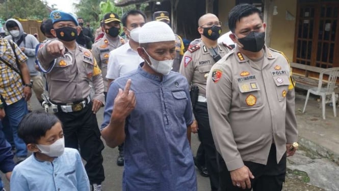 Kepala Polresta Solo Kombes Pol Ade Safri Simanjuntak (kanan) saat mendampingi ayah mahasiswa UNS korban penganiayaan dalam kegiatan Diklatsar Menwa berziarah di makam korban di Kabupaten Karanganyar, Jawa Tengah, Kamis, 28 Oktober 2021.