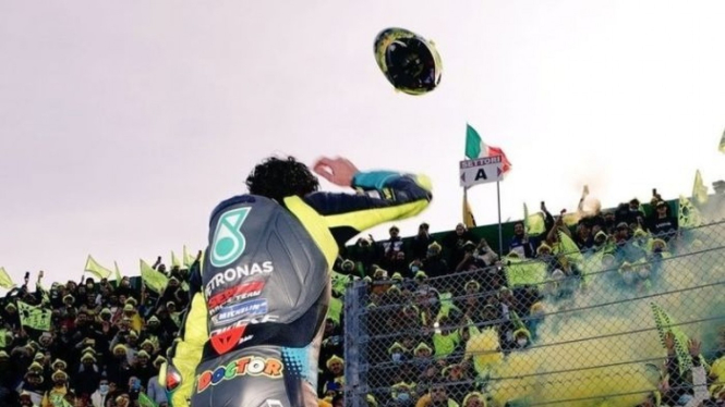 Valentino Rossi Lempar Helm