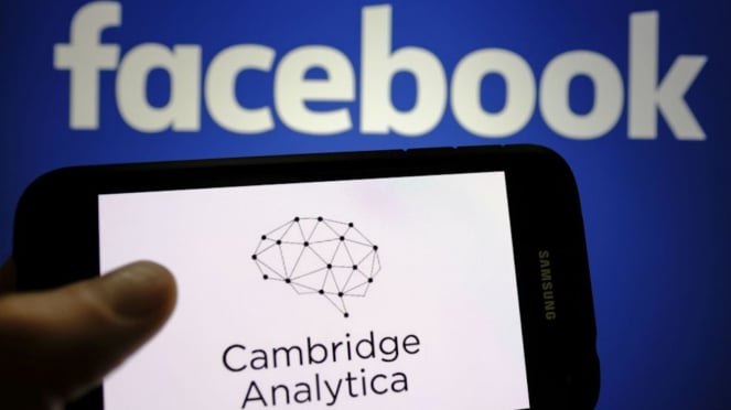Kasus kebocoran data Facebook dan Cambridge Analytica.