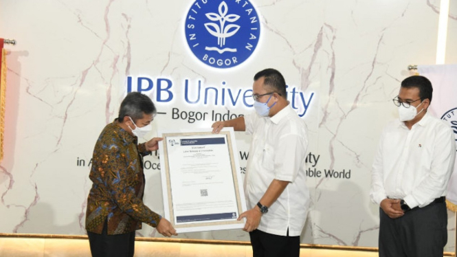 Penyerahan sertifikat penghargaan di Gedung Rektorat Andi Hakim Nasution (ipb.ac.id)
