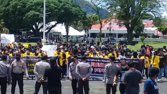 Ratusan pemuda berunjuk rasa di halaman rumah jabatan Bupati Sangihe menolak beroperasinnya PT Tambang Mas Sangihe, Kamis 28 Oktober 2021.
