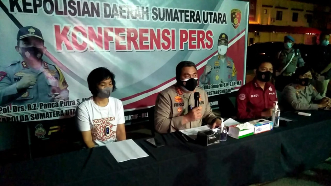 Polisi saat memberikan keterangan pers kasus premanisme di Medan.