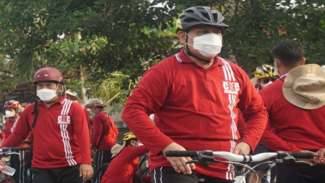 Ketua KPK Firli Bahuri berolahraga sepeda di sela-sela aktivitasnya bersama sejumlah petinggi lembaga antikorupsi itu di Kabupaten Sleman, DI Yogyakarta, Jumat, 29 Oktober 2021.