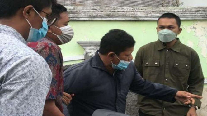 Petugas Kejaksaan Negeri Semarang menangkap terpidana kasus pemalsuan surat, Setyo Nuryanto, yang sudah 10 tahun buron di Semarang, Jumat, 29 Oktober 2021.