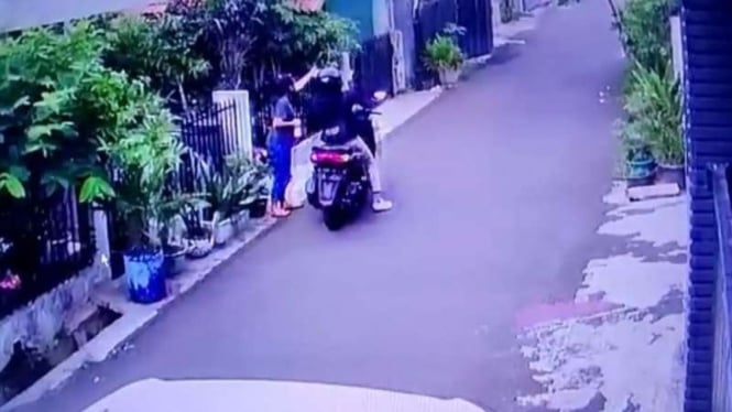 Peristiwa kejahatan seksual remas payudara tertangkap CCTV.