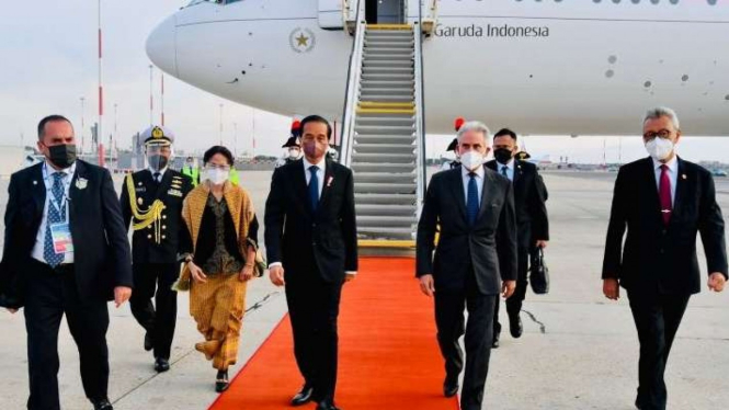 Presiden RI Joko Widodo saat tiba di Bandara Fiumicino, Roma, Italia.