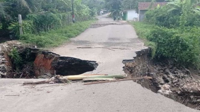 Ruas jalan Rangkasbitung-Muncang di Kabupaten Lebak, Banten, ditutup karena longsor setelah dilanda hujan lebat disertai angin kencang, Sabtu, 30 Oktober 2021.