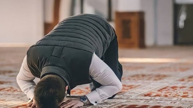 7 Arti Mimpi Solat Berjamaah, Pertanda Baik atau Buruk?