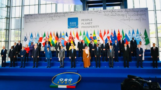 Presiden Joko Widodo berfoto bersama dengan para pemimpin negara G20.