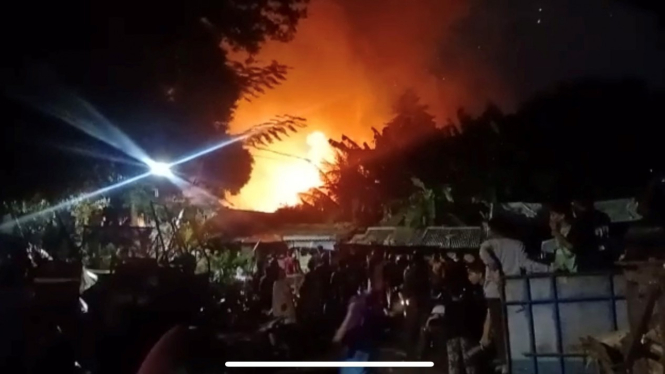 Kebakaran di kawasan Kemanggiaan Palmerah Jakarta Barat, Sabtu malam 30 Oktober 2021