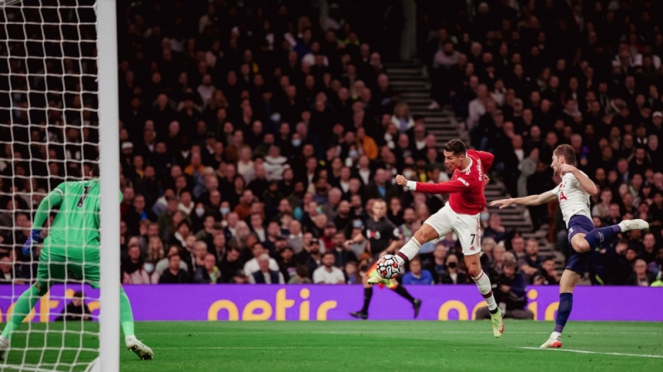 Cristiano Ronaldo mencetak gol dalam duel Tottenham Hotspur vs Manchester United