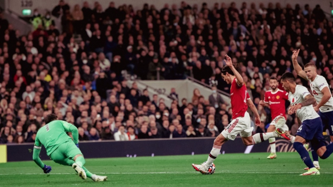 Edinson Cavani mencetak gol dalam duel Tottenham Hotspur vs Manchester United