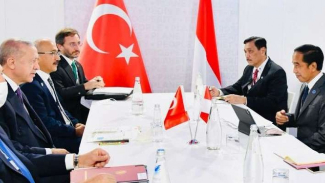 Presiden Jokowi menggelar pertemuan dengan Presiden Turki Recep Tayyip Erdogan.