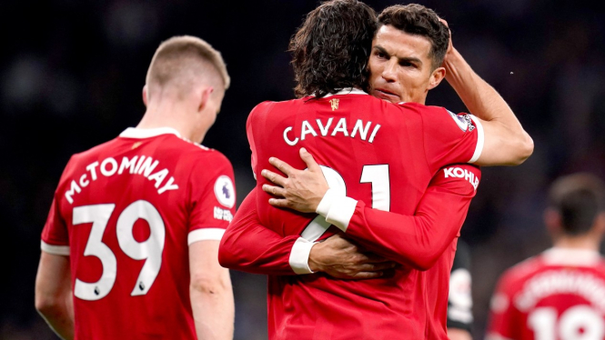 Edinson Cavani dan Cristiano Ronaldo merayakan gol